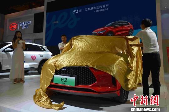 多款新能源汽车进行发布。 王海滨 摄 多款新能源汽车进行发布。 王海滨 摄